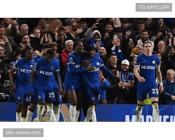 通讯:雨战中的意志较量,狼队与卢顿为保级关键一分拼尽全力